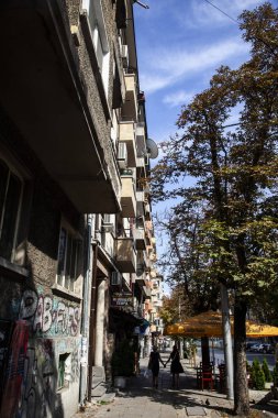 Sofia, Bulgaristan - 1 Eylül 2018: Güneşli gün Vitosha Bulvarı'nda yürürken insanlar