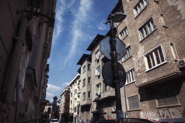 Sofia, Bulgaristan - 1 Eylül 2018: küçük Caddesi Merkez Sofya güneşli gün
