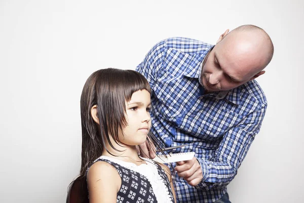 Frisören Klippa Hår Liten Flicka Skönhetssalong Närbild — Stockfoto