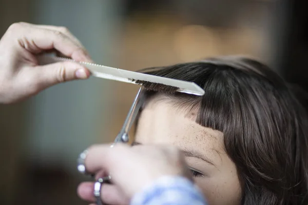 Hairdresser Cutting Hair Little Girl Beauty Salon Close — Stock Photo, Image