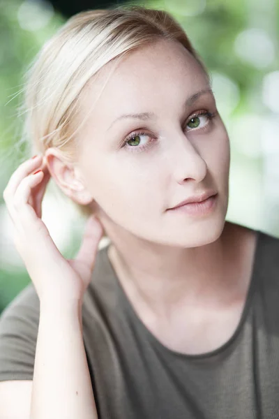 Portræt Smuk Blondine Kvinde Kigger Kamera Sløret Baggrund - Stock-foto