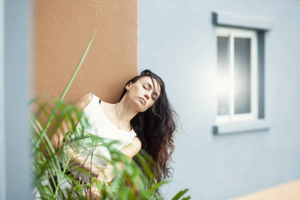 Femme Attrayante Avec Les Yeux Fermés Appuyé Sur Mur Construction — Photo