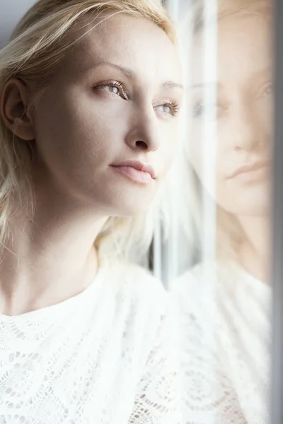 Beautiful Blonde Woman Leaning Window — Stock Photo, Image