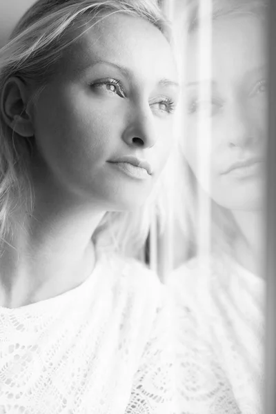 Plano Blanco Negro Hermosa Mujer Rubia Apoyada Ventana — Foto de Stock