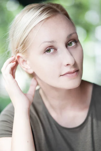 Primer Plano Retrato Hermosa Mujer Rubia Mirando Hacia Otro Lado — Foto de Stock