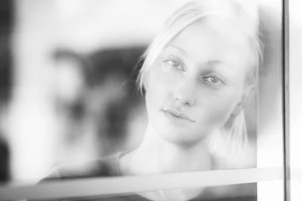 Svartvit Bild Vacker Blond Kvinna Tittar Kameran Genom Glas — Stockfoto