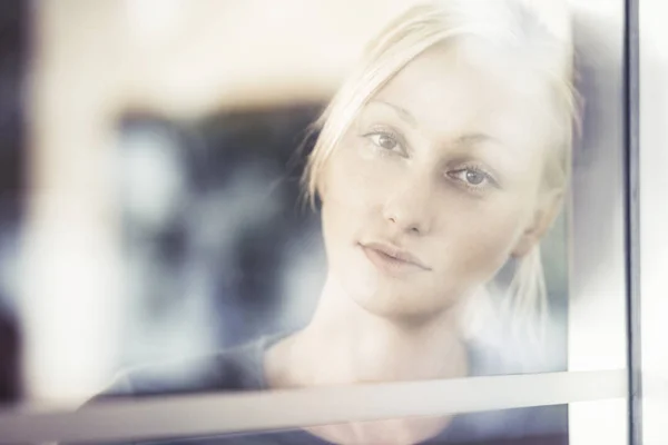 Piękna Blondynka Kobieta Patrząc Kamery Przez Szkło — Zdjęcie stockowe