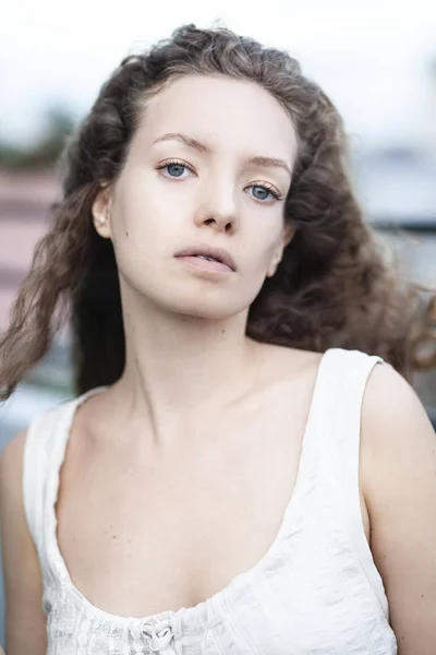 Hermosa Pelirroja Mujer Mirando Cámara Calle — Foto de Stock