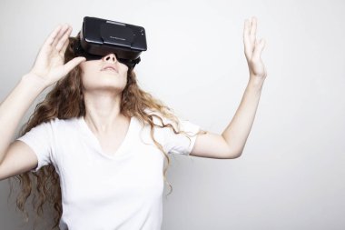 vr kulaklık daimi beyaz duvar önünde güzel genç kadın