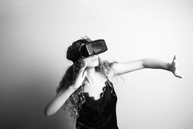 güzel ve genç birbayan vr kulaklık daimi beyaz duvar önünde siyah beyaz çekim