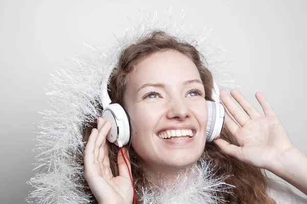 Mujer Pelirroja Feliz Bufanda Blanca Escuchando Música Con Auriculares Frente — Foto de Stock