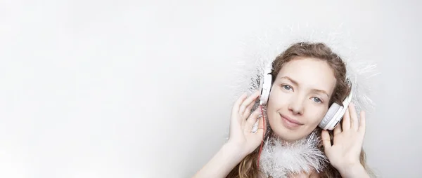 Mujer Pelirroja Sonriente Bufanda Blanca Escuchando Música Con Auriculares Frente — Foto de Stock