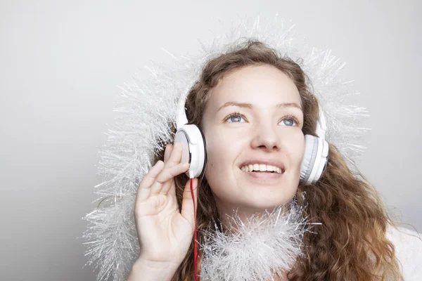 Усміхнена Руда Жінка Білому Шарфі Слухає Музику Навушниками Перед Білою — стокове фото