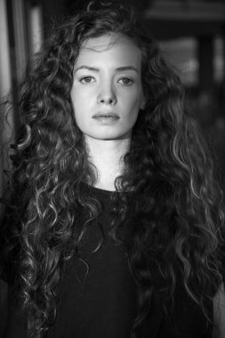 kameraya bakarak çekici kıvırcık kadın siyah beyaz çekim