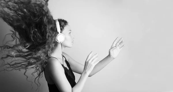 Foto Blanco Negro Una Hermosa Mujer Joven Escuchando Música Con — Foto de Stock