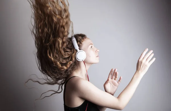 Hermosa Mujer Joven Escuchando Música Con Auriculares Frente Pared Blanca — Foto de Stock