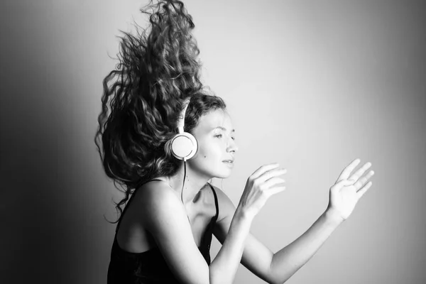 Foto Blanco Negro Una Hermosa Mujer Joven Escuchando Música Con — Foto de Stock