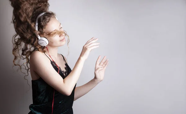 Belle Jeune Femme Écoutant Musique Avec Des Écouteurs Devant Mur — Photo