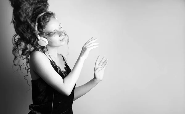 Preto Branco Tiro Bela Jovem Ouvindo Música Com Fones Ouvido — Fotografia de Stock