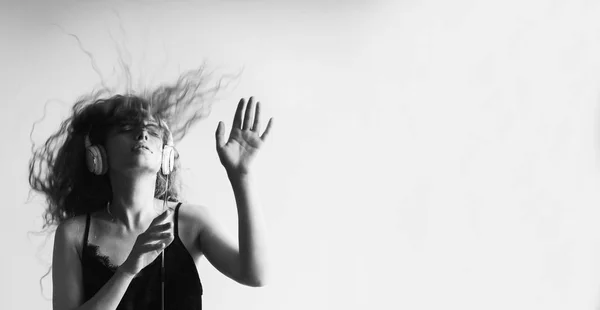 Черно Белый Снимок Красивой Молодой Женщины Слушающей Музыку Наушниках Перед — стоковое фото