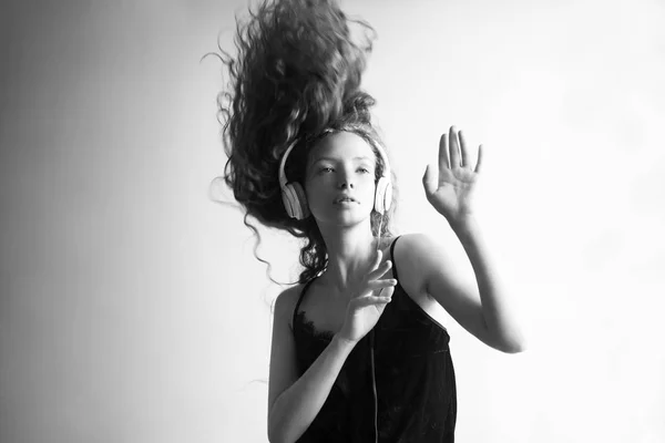 Siyah Beyaz Çekim Güzel Genç Kadın Beyaz Duvar Dans Önünde — Stok fotoğraf