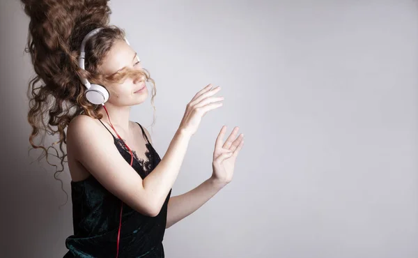 Belle Jeune Femme Écoutant Musique Avec Des Écouteurs Devant Mur — Photo