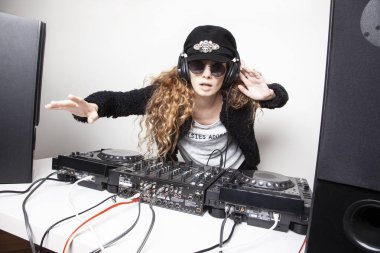 komik Kızıl saçlı kadın djing beyaz duvar önünde 