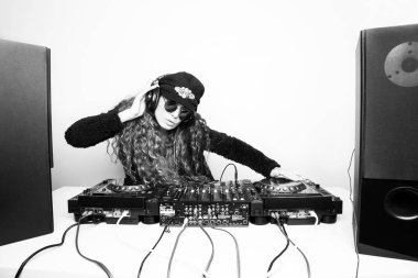 beyaz duvar önünde şapka ve güneş gözlüğü djing içinde komik kıvırcık kadın siyah beyaz çekim 