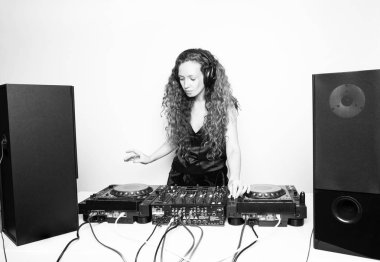 güzel kıvırcık kadın djing beyaz duvar önünde siyah beyaz çekim 