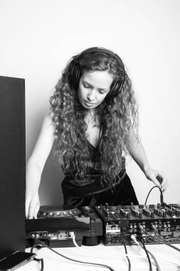 güzel ve genç birbayan djing beyaz duvar önünde siyah beyaz çekim 