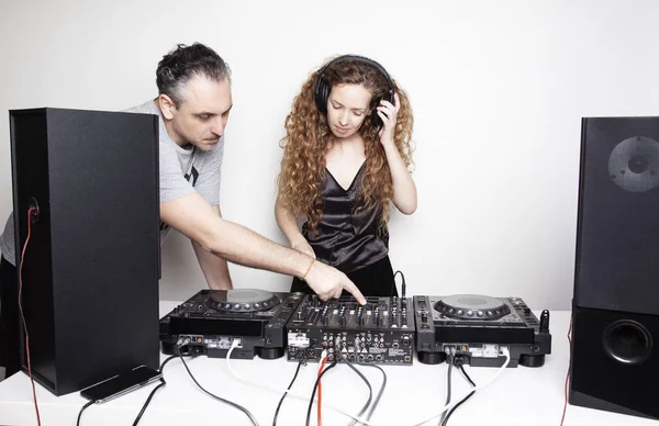 Hermosa Pelirroja Mujer Djing Frente Blanco Pared Con Hombre Apuntando — Foto de Stock