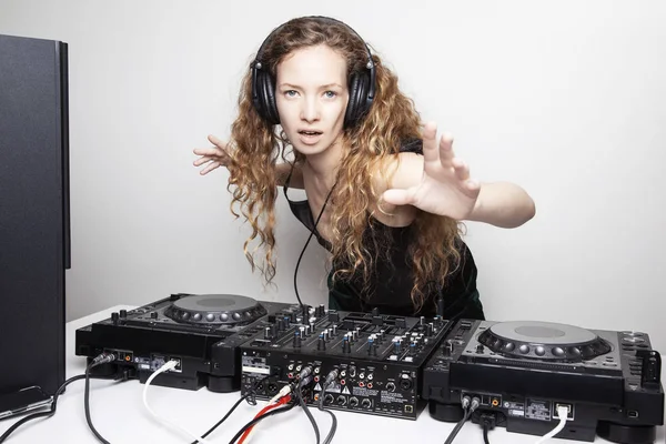 Femme Rousse Expressive Djing Devant Mur Blanc — Photo