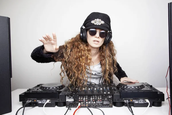 Expressive Redhead Woman Hat Sunglasses Djing Front White Wall — Stock Photo, Image