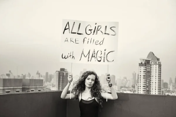 国際女性の日の概念を すべての女の子は魔法に満ちている のポスターで屋根の上立っている少女 — ストック写真