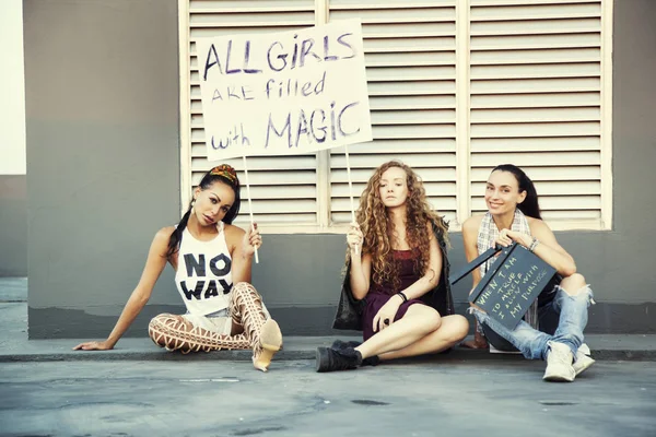 Meninas Estão Sentadas Rua Com Cartaz Dia Internacional Mulher Mulheres — Fotografia de Stock