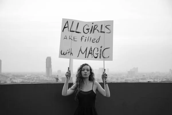 Дівчинка Стоїть Даху Плакат Всі Дівчата Наповнені Магії Концепція Міжнародний — стокове фото