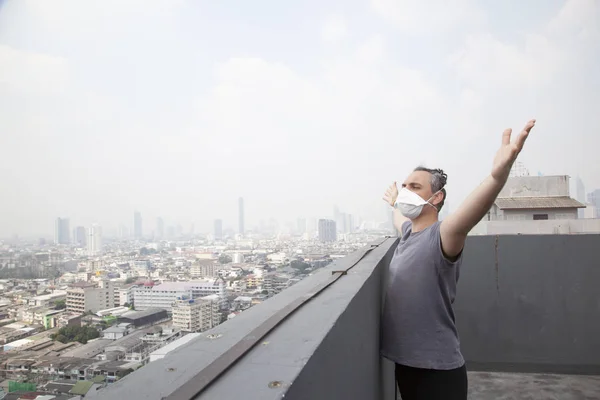Erwachsener Mann Schutzmaske Hebt Hände Auf Dach Mit Stadtbild — Stockfoto