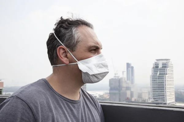 Erwachsener Mann Mit Schutzmaske Auf Dach Mit Stadtbild — Stockfoto