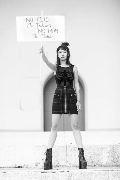 Mulher Posando Sem Homem Nenhum Problema Lettering Cartaz — Fotografia de Stock