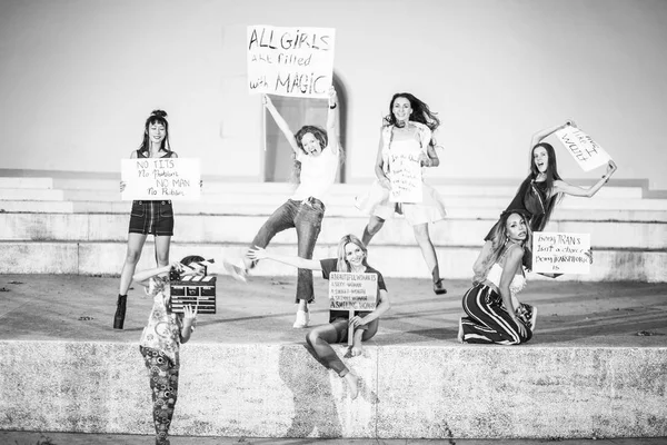 Zwart Wit Opname Van Vrouwen Met Slogans Voor Dames Dag — Stockfoto