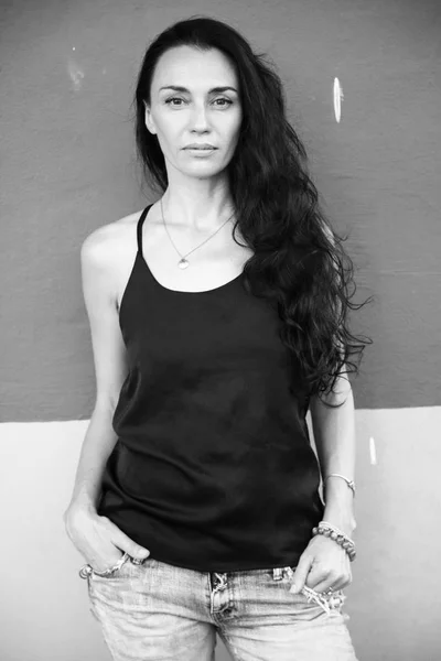 Молода Жінка Довгим Темним Волоссям Позує Камеру — стокове фото