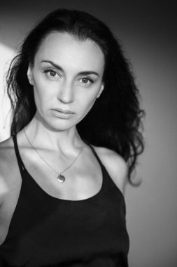 Makyaj, siyah ve beyaz olmadan güzel esmer kadın portresi