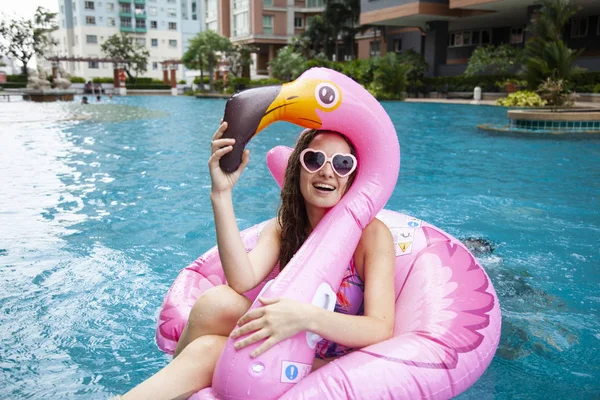 Kaukasische Vrouw Ontspannen Zwembad Met Roze Flamingo Opblaasbare Ring Glimlachend — Stockfoto