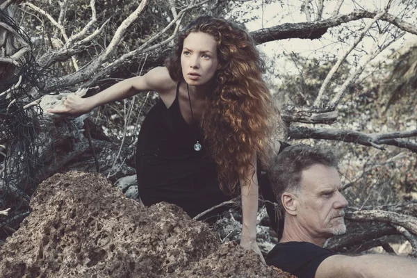 Foto Creativa Del Hombre Mujer Aire Libre Los Árboles — Foto de Stock