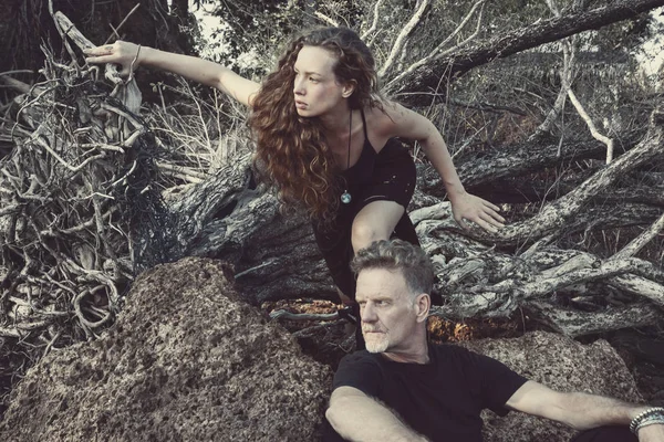 Foto Creativa Del Hombre Mujer Aire Libre Los Árboles — Foto de Stock