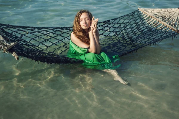 Kaukasische Vrouw Met Lang Krullend Haar Genieten Van Vakantie Zee — Stockfoto