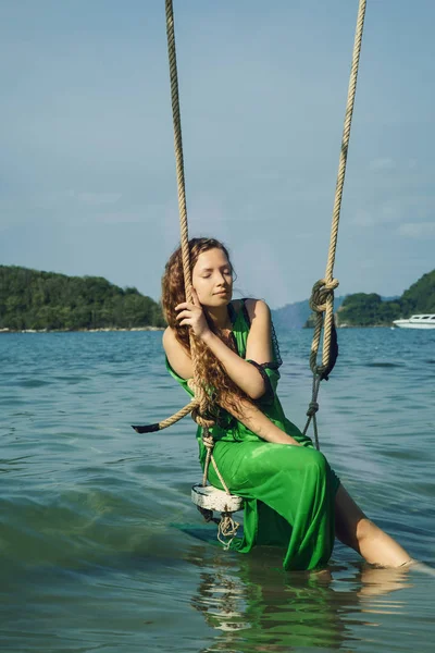 Mujer Caucásica Con Cabello Rizado Largo Disfrutando Vacaciones Agua Mar — Foto de Stock