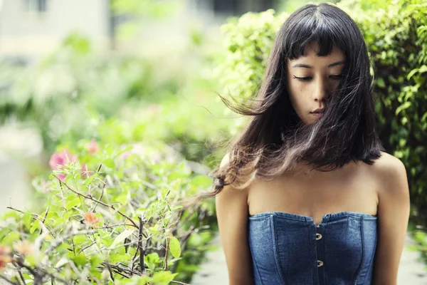 güzel Asya model kadın aşağı bakıyor 