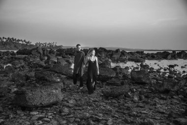 plajda kadın ve erkek açık havada siyah beyaz yaratıcı fotoğraf çekimi