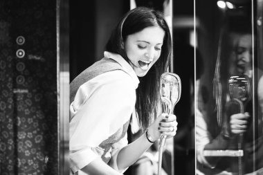 salonda duş ile şarkı kadın